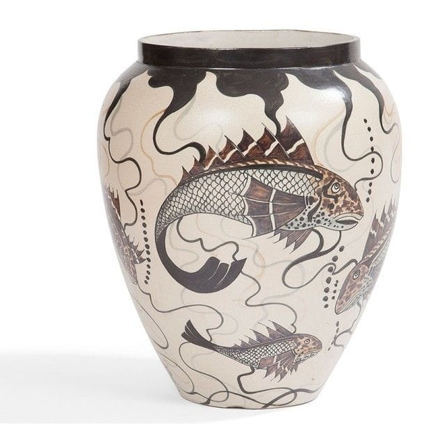 Poterie de CIBOURE - Fondée par Élise et Étienne VILOTTE 
Fonds Marins ; sa faune, sa flore
Rare et important vase balustre à large col annulaire.
Épreuve en grès au riche décor tournant émaillé polychrome, traité en noir, brun, gris métallisé, etc.
Le pourtour du col est souligné d’une bande noire unie.
Années 1930/40.
Un petit éclat vers la base et un petit brunissement d’origine dans le décor.
Marqué du tampon VE CIBOURE sous la base.
Hauteur : 32 cm