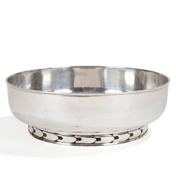 Christian FJERDINGSTAD (1891-1968) Orfèvre
Rare et importante coupe de présentation, formant centre de table, en argent.
Le corps circulaire, à haute bordure repose sur un talon au décor ajouré de motifs géométriques.
Circa 1930.
Signée FJERDINGSTAD et porte le poinçon de Maître Orfèvre sous la base, porte le poinçon de garantie à deux reprises, sur le talon et le pourtour.
Hauteur : 7,5 cm
Diamètre : 23 cm
Poids : 1 082 g
Ce lot a été décrit en collaboration avec Mme Claire Badillet, expert en argenterie ancienne et moderne 