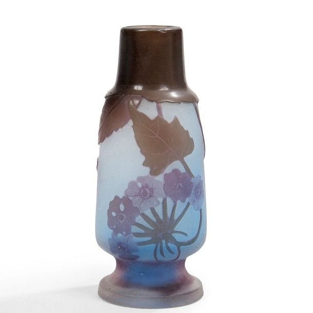 Établissements GALLÉ (1904-1936)
Dentelaires
Vase bobine à col cheminée.
Épreuve en verre multicouche au décor tournant dégagé à l’acide, traité taupe et violet sur fond bleu nuancé.
Signé GALLÉ, en réserve gravé en camée à l’acide.
Hauteur : 10 cm