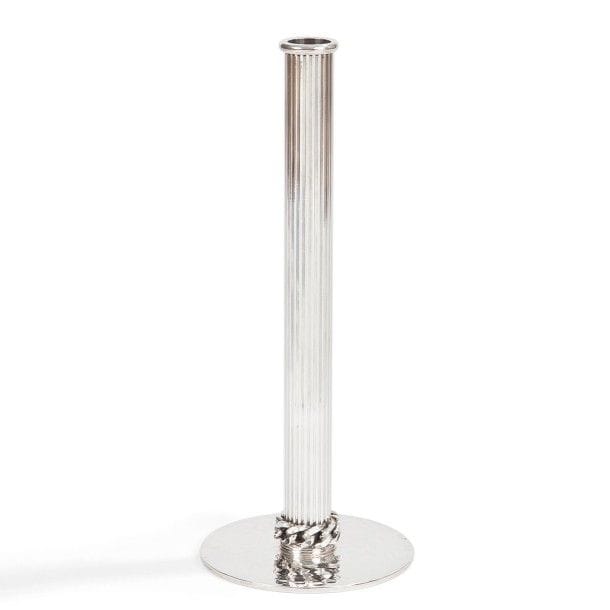 Jean DESPRÉS (1889-1980)
Vase soliflore en métal argenté.
Le fût cylindrique à cannelures, orné sur sa base d’une gourmette tournante à maillons plats, repose sur une platine circulaire à surface entièrement martelée.
Signé J. DESPRÉS à la pointe au revers et porte le poinçon de Maître Orfèvre sur la base.
Hauteur : 24 cm