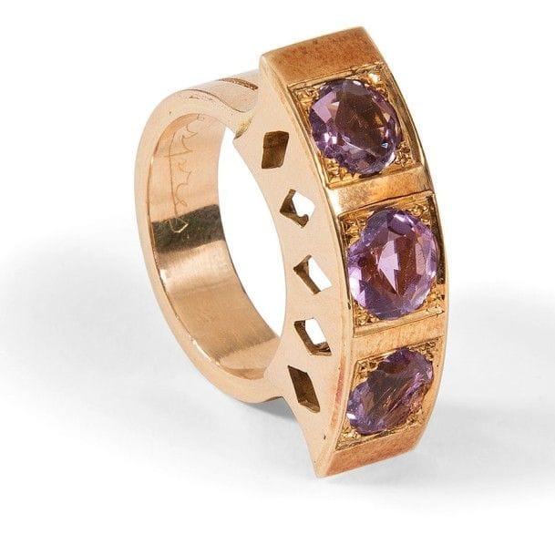 Jean DESPRÉS (1889-1980)
Bague moderniste en or.
L’épaule en éventail présente des motifs ajourés en losanges sur ses parties latérales et reçoit trois améthystes taillées sur le dessus.
Signée J. DESPRÉS à la pointe dans l’anneau, porte les poinçons de garantie et de Maître Orfèvre.
Poids : 12,85 g

Bibliographie :
Mobilier et Décoration, numéro spécial Salon d’Automne 1945 – Août, septembre, octobre 1945. Œuvre à rapprocher reproduite dans un article entièrement consacré à l’artiste.