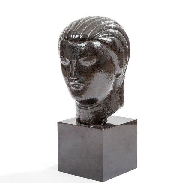 Alexandre WOLKOWYSKI (1883-1961)
Tête de femme
Sculpture.
Épreuve en bronze à patine noire.
Fonte à la cire perdue.
Base cubique en marbre noir.
Un petit éclat en pourtour de la base du socle.
Signée A. WOLKOWYSKI sur la base du cou et porte le cachet de fondeur A. VALSUANI Cire perdue sur l’arrière.
Hauteur bronze seul : 31 cm
Hauteur totale : 46 cm