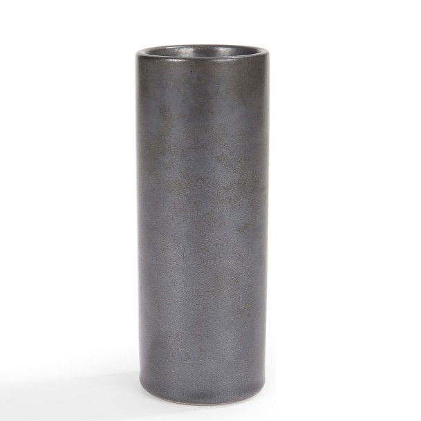 Georges JOUVE (1910-1964)
Cylindre, circa 1955
Vase rouleau.
Épreuve en céramique émaillée noir.
Signé JOUVE et à l’Alpha au revers.
Hauteur : 15,5 cm
Bibliographie :
Georges Jouve - Préface de Pierre Bergé, Textes de Philippe Jousse et de Norbert Pierlot, Éditions Jousse Entreprise, Paris, 2005. Modèles identiques, dans différentes tailles et couleurs, reproduits pages 6, 18, 19, 62, 63, 64, 65, 102, 103, 106, 150, 254, 255, 259, 287, 288, 289 et 292.