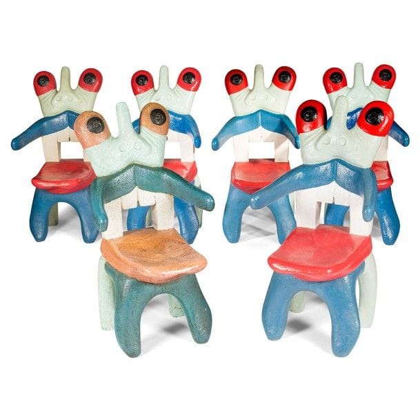 Charles SEMSER (1922-2011)
Barbe-bleue et la Femme de Barbe-bleue, œuvres conçues et réalisées en 1970
Mobilier d’artiste composé d’une table et d’une suite de six fauteuils.
Résine de polyester, verre.
Les parties en résine réalisées dans l’Atelier Robert Haligon à Faverelles.
La table et un des sièges monogrammés et datés C.S. (19)70.
Table : 70 x 200 x 100 cm
Fauteuil : 112 x 57 x 51 cm

Provenance :
Succession Semser.

Bibliographies :
S comme sculpture : mythes et parodies - Essai sur l’œuvre de Charles Semser - Jacques Meuris, éditions Le Daily-Bul, Bruxelles, 1984. Nos œuvres reproduites sous les illustrations n°33, ouvrage non paginé. 
Les composites dans l’art – Éditions CPC, Paris, 1992. La table et un fauteuil reproduits page 104. 

À noter :
Un fauteuil Barbe-bleue fut acquis par le FNAC en 1985 auprès de la Galerie Caroline Corre (inv. FNAC 2987) pour être affecté au CNAP (Centre national des arts plastiques).

Expositions :
Charles Semser - Peintures, sculptures et jardins polychromes - Ivry-sur-Seine, mai-juin 1978. La table et deux fauteuils présentés lors de cette manifestation et reproduits page 12 du catalogue. 
Zones de confort - Collection design du Centre National des Arts Plastiques – Salle et galerie Poirel, Nancy, du 21 novembre 2015 au 17 avril 2016. Un fauteuil Barbe-bleue fut présenté lors de cette manifestation. 

Charles Semser, parcours

Charles Semser naît à Philadelphie en 1922. Il suit une formation de peintre à l’académie des Beaux-Arts de Pennsylvanie et de la Fondation Barnes. Il épouse en 1947 la cantatrice Ethel Frey, avec laquelle il s’installe à Paris deux ans plus tard. Il travaille un an dans l’atelier d’Ossip Zadkine avant de rejoindre le groupe CoBrA. Vers 1960, des travaux de cimenterie dans sa maison du Vexin l’amènent à s’intéresser à cette matière et à ses possibilités sculpturales. Il met au point une technique de ciment coloré dans la masse, qui soutenu par une armature m