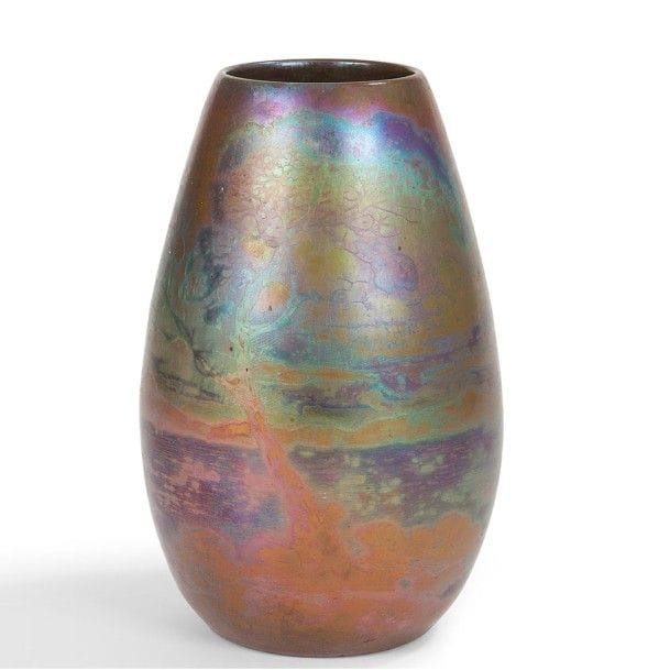 Clément MASSIER (1857-1933) Céramiste - Lucien LEVY-DHURMER (1865-1953) Directeur artistique
Coucher de soleil en bord de mer, circa 1900
Vase ovoïde à large col annulaire.
Épreuve en céramique émaillée présentant de riches irisations et des reflets métallisés dans le décor.
Époque Art nouveau.
Signé Clément MASSIER sous la base.
Hauteur : 27 cm