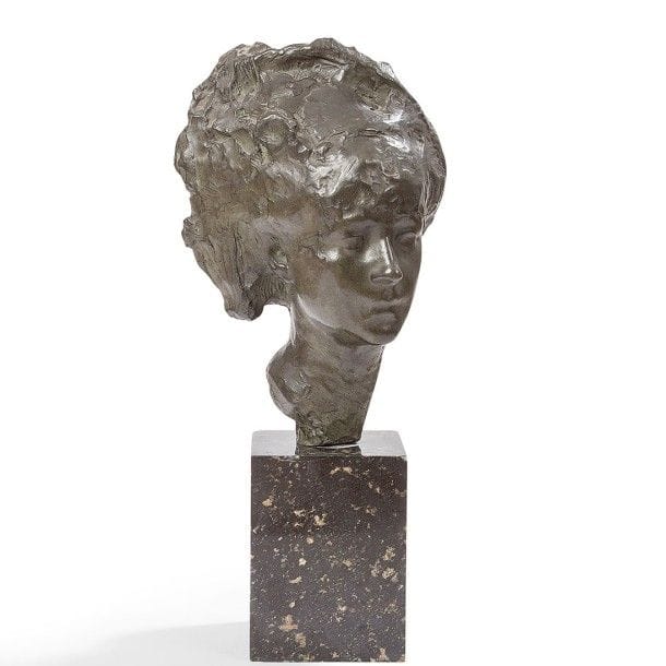 École FRANÇAISE du XXe siècle
Portrait de femme 
Sculpture.
Épreuve en bronze à patine vert antique.
Fonte d’édition ancienne, première moitié du XXe siècle.
Base en marbre (accidents).
Hauteur base comprise : 60 cm
Hauteur bronze seul : 40 cm