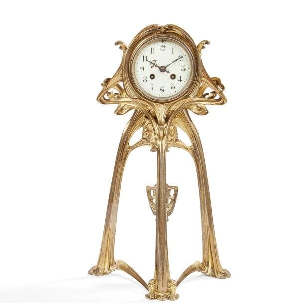TRAVAIL ART NOUVEAU
Coup de Fouet, Volutes et Grand-Duc
Importante pendule de salon.
Épreuve en bronze doré.
Fonte d’édition ancienne, vers 1900.
Le cadran, d’origine, émaillé et aux chiffres arabes.
Complète de son balancier.
Hauteur : 49 cm