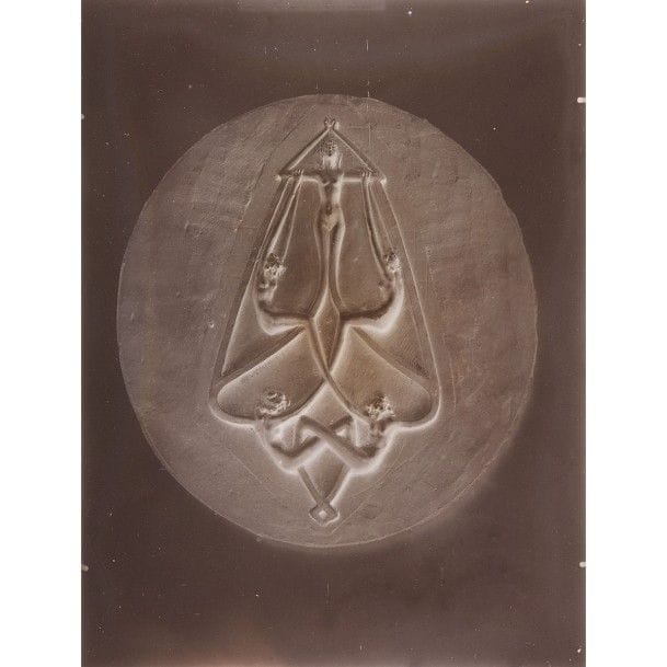 ARCHIVES René LALIQUE (1860-1945)
La Femme et le Corps féminin
Exceptionnel ensemble de 14 plaques sèches au gélatino-bromure d’argent (en négatif) formant prises de vues, réalisées à l’époque, de modélos en plâtre de broches, de pendentifs, de colliers, de bracelets, de boucles de ceinture, de pectoraux, de montures, etc. exécutés dans les ateliers de l’artiste.
Vendues dans le coffret d’origine.
Circa 1900.
Chaque plaque : 33 x 26,7 cm