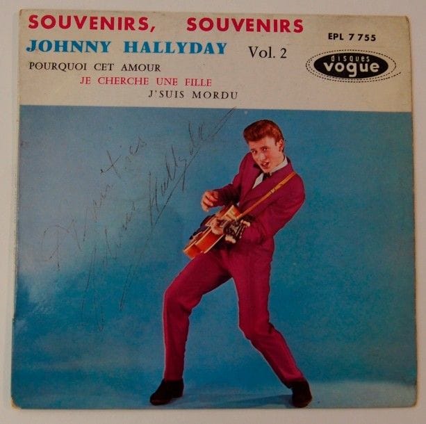 JOHNNY HALLYDAY 
Lot de deux 45 T de 1960 et 61, dédicacés et signés.
Pochettes et disques VG / VG+