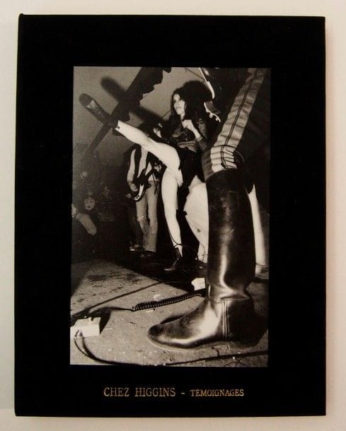 SUE RYNSKI
Livre «End of the night».
Portfolio de 15 photographies tirées sur papier perlé de la scène Rock Underground 70’s à Detroit. Numéroté 21 / 30 et signé par Sue Rynski, l’éditeur et IGGY POP (le chroniqueur).
Très bon état.