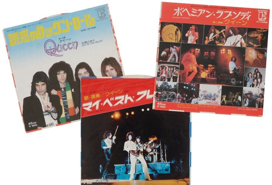 QUEEN
Lot de trois 45 T «Bohemian Rhapsody» + «Now I’m Here» (1975) + «You’re My Best Friend» (1976) Label Elektra. Édition Japon.
Pochettes VG++ et disques EX
