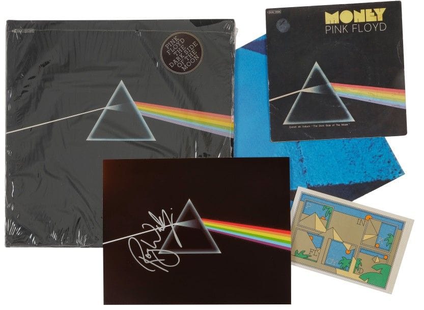 PINK FLOYD 
33 T «The dark side of the moon», Label Harvest 2C 064-05249 ?. Édition France, 1973. Inclus 2 posters, 2 stickers, une photographie de la  pochette signée par Roger Waters et un 45 T.
Très bon état.