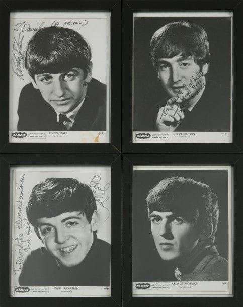 THE BEATLES
Lot de quatre photographies promotionnelles. 
Signées par les Beatles pour le bassiste de Trini Lopez qui était à l’affiche quand les Beatles ont joués à Paris (Olympia) en janvier 1964, quelques semaines avant d’aller aux États-Unis pour la première fois de leur carrière. 
Inclus le certificat d’authenticité, ainsi que deux photocopies des planches contact de la rencontre.
Bon état.