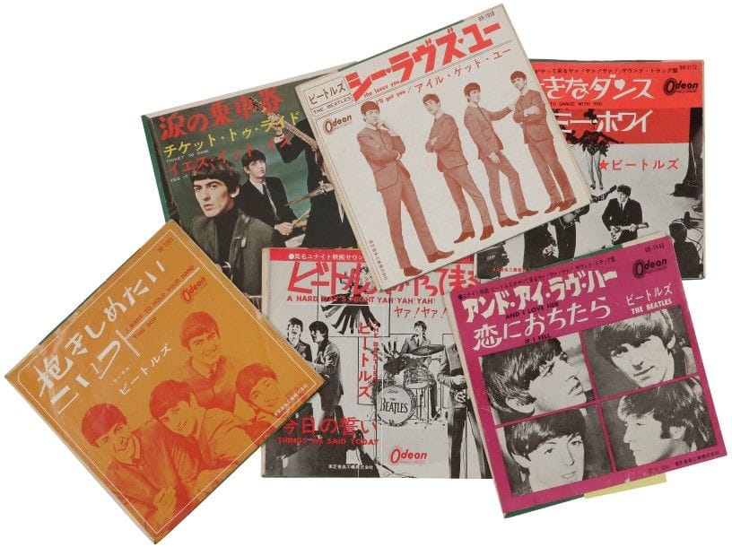 THE BEATLES
Lot de six 45 T «A hard day’s night», «I want to hold your hand», «She loves you» (1964), «I’m happy just to dance with you» (1965), «Ticket to ride» (1968), «And I love her», Label Odeon. Édition Japon 
Pochettes et disques VG+ / VG++