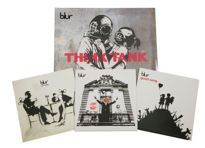 BANKSY
Lot de trois 45 T du groupe Blur. On joint : un album 33 T et une affiche pour la sortie de l’album «Think Thank». 
Format : 160 x 120 cm.
Très bon état.