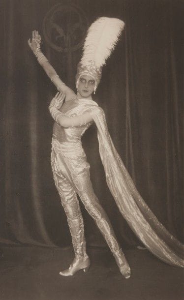 G. Detaille. Monte-Carlo. 
Tirage argentique. 
- Romain de Tirtoff debout en costume de bal costumé au Sporting Club. 
Monte-Carlo, 1918 ou 1919. 
16,5 x 10,2 cm
- Romain de Tirtoff allongé sur des coussins en costume de bal costumé au Sporting Club. 
Monte-Carlo, 1918 ou 1919. 
Annoté au dos et signé par Erté. 
15,8 x 11,3 cm

Une photographie dans ce costume, mais de dos, figure dans le livre autobiographique d’Erté. 