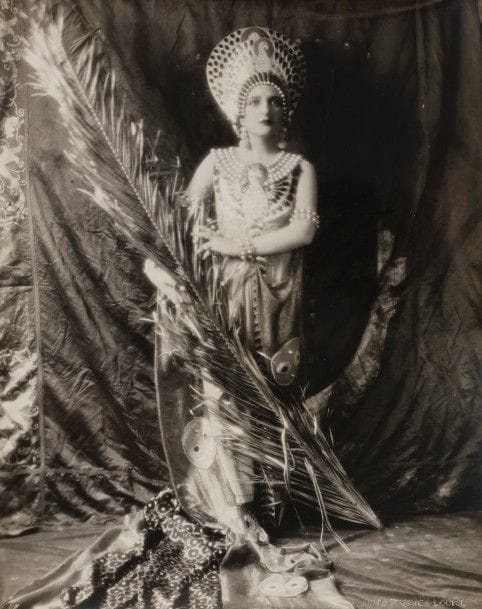 Ruth Harriet Louise (1903-1940). 
Tirage argentique. 
Carmel Myers dans le rôle de Iras l’Égyptienne dans le film Ben Hur en 1925, portant un costume dessiné par Erté. 
Marquage à sec du nom du photographe en bas à droite et tampon au dos. 
36 x 28 cm

Une photographie dans une autre pose figure dans le livre autobiographique d’Erté. 