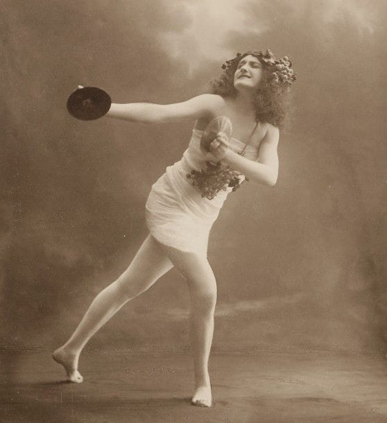 Lydia Redega - Nelidowa (dans le rôle de la nymphe principale de « L’après-midi d’un faune » dans la chorégraphie de Nijinsky ?). 
Identifié en français au dos et dédicacé en russe « à vous ». 
11,6 x 10,7 cm (sans les marges)

Lydia Konstantinovna Loupandina (1888 - 1946), fille de la danseuse Lydia Nelidova, était une danseuse « aux pieds nus » sur l’exemple d’Isadora Duncan. Elle se produisait sous le pseudonyme de « Lika Redega ». Elle dirigera plus tard un studio de danse plastique. 
