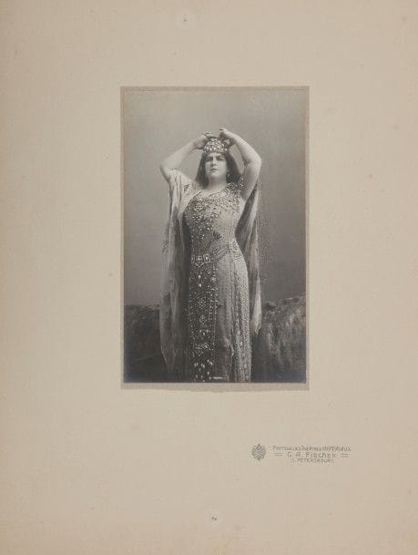 Trois photographies sur scène de Maria SLAVINA (1858-1951).
Tirage argentique. Carl Andreievitch FISCHER (photographe des Théâtres Impériaux). Saint-Pétersbourg, circa 1900. 16 x 10 cm
Tirage argentique. Auguste BERT, Paris circa 1910. 21 x 13,5 cm
Tirage argentique. Henri MANUEL, Paris circa 1910. 16 x 24,8 cm

Maria Alexandrovna baronne Medem (née Slavina) est une des plus grandes chanteuses d’opéra russe de la fin du XIXe - début XXe siècle. Elle a fait sa carrière au Théâtre Marinsky, nommée « Artiste émérite des théâtres Impériaux » en 1902 . Après la révolution, elle a enseigné au conservatoire de Petrograd en 1919-1920 puis a émigré en France en 1920, où elle a enseigné au conservatoire russe de Paris.

Три серебряные фотографии Марии Александровны СЛАВИНОЙ (1858 - 1951) в ролях.
- Карл Андреевич ФИШЕР (фотограф императорских театров). Санкт-Петербург, около 1900 г.
16 х 10 см
- Огюст БЕРТ (Auguste BERT), Париж около 1910 г.
21 х 13,5 см
- Анри МАНУЭЛЬ (Henri MANUEL), Париж около 1910 г.
16 х 24,8 см
Мария Александровна баронесса Медем (урож. Славина), одна из самых великих русских оперных певиц конца  XIX в. - начала XX в. Карьеру свою начала в Мариинском театре.  В 1902 году она получила звание Заслуженная артистка императорских театров. После революции преподавала в Петроградской консерватории в 1919-1920 гг. Эмигрировала во Францию, преподавала в Русской консерватори в Париже.

 
