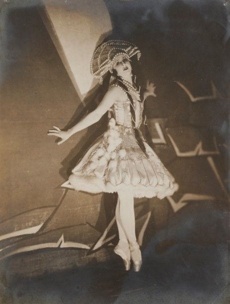 Lubov Pavlovna TCHERNICHEVA (1890-1976)
Dans le rôle de la princesse Cygne des contes russes d’Anatoli Liadov.
Mikhaïl Larionov a dessiné le rideau, le décor et les costumes de ce spectacle en 1917.
Tirage argentique. S. d. [1917 ?]
23,8 x 18 cm

Любовь Павловна ЧЕРНЫШЕВА (1890 - 1976)
В роли царевны-Лебедь (?) в «Русских сказках» Анатолия Лядова.
Михаил Ларионов нарисовал занавес, декор и костюмы этого представления в 1917 году.
Серебряная фотография. Б. д. [1917 ?]
23,8 х 18 см