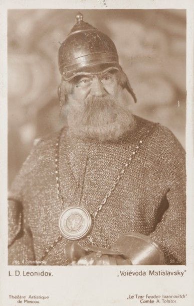 A. M. GUBTSCHEWSKY
Trois tirages cartes postales. 1923
Théâtre artistique de Moscou (МХТ). Tournée à Paris.
P. A. Bakcheev dans le rôle de Klechnine (sans nom du photographe), L. D. Leonidov dans le rôle du voiévode Mstislavsky et N. F. Podgorny dans le rôle d’André Chouisky, trois personnages de la pièce fétiche du Théâtre artistique de Moscou « Le tsar Feodor Ioannovitch » du comte Alexis Tolstoï.
13,5 x 8,5 cm
On y joint un tirage argentique sans doute de la troupe du Théâtre artistique de Moscou pendant la même tournée.
15 x 21,5 cm

Московский Художественный Театр (МХТ). Гастроли в Париже.
А. М. ГУБЧЕВСКИЙ. Три серебряные фотографии. 1923 г.
П. А. Бакшеев в роли Клешнина (без имени фотографа), Л. Д. Леонидов в роли воеводы Мстиславского и Н. Ф. Подгорный в роли Андрея Шуйского, три роли из любимой пьесы репертуара МХТа « Царь Федор Иоаннович » Алексея Толстого.
13,5 х 8,5 см
Прилагается серебряная фотография, вероятно, труппы МХТа во время тех же гастролей.
15 х 21,5 см
Пять фотографий из этой серии хранятся в РГАЛИ, в фонде Василия Михайловича Никитина (ф. 1928).