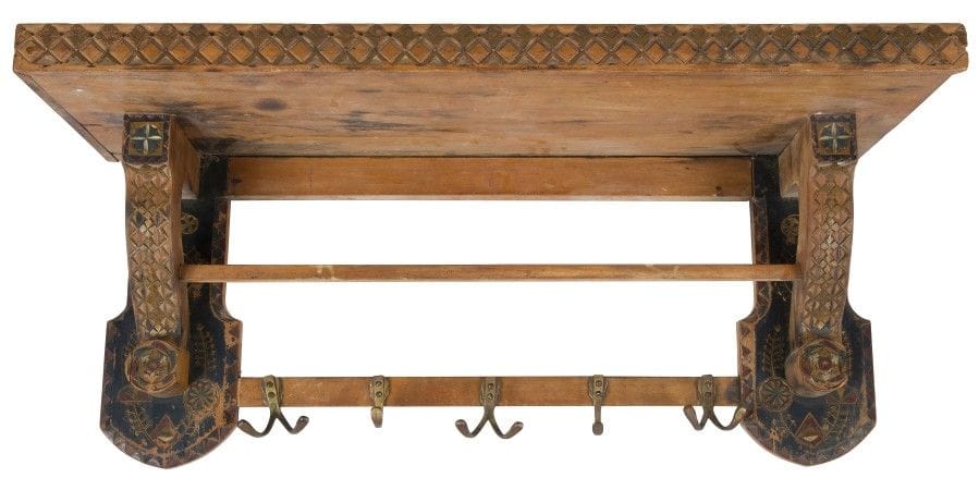 Atelier Abramtsevo. Fin du XIXe siècle
PORTE-MANTEAU en bois de tilleul gravé et peint.
Marquage au fer au dos « АБРАМЦЕВО ». Présence d’une étiquette ancienne sur laquelle est mentionné « étagère en tilleul » et un numéro partiellement effacé.
Hauteur : 37,5 cm ; dimensions de la tablette supérieure : 87 x 27,5 cm

Abramtsevo était une propriété achetée par Savva Mamontov (riche marchand, industriel et surtout mécène) en 1870 où Elena Polenova (sœur du peintre) organisa une école d’artisanat pour les paysans des alentours, avec la participation de grands artistes. S’inspirant de l’art populaire avec des éléments empruntés à l’art médiéval russe, ces artisans ont produit des objets utilitaires en bois décorés de motifs géométriques et floraux.

Мастерские Абрамцево. Конец XIX — начало ХХ в.
Полка — вешалка из липового дерева. Резьба по дереву и роспись.
На задней стороне выжиганием «АБРАМЦЕВО».
Старая наклейка с указанием чернилами « полка липовая» и номер, частично стертый.
Высота : 37,5 см ; Размер верхней полки : 87 х 27,5 см
 