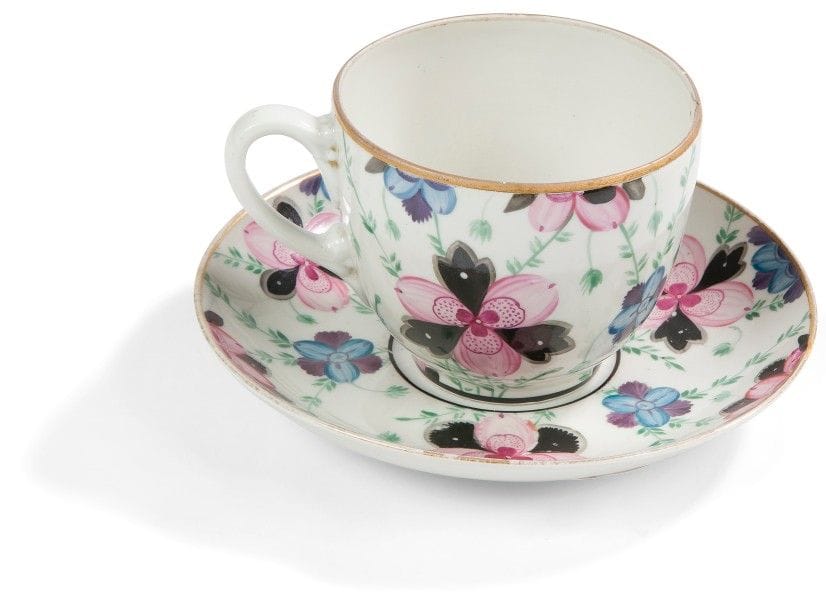 Paire de TASSES et SOUS-TASSES en porcelaine. 1918-1937. 
Décor à motif de fleurs stylisées polychromes sur fond blanc à filets noir et or. 
Marquage : partie de roue dentée, faucille et marteau verts, marquage utilisé par le fabrique d’état de porcelaine (ex-Fabrique Impériale de Porcelaine) de 1918 à 1937. 
Hauteur : 7,5 cm, diamètre au col : 9,2 cm, diamètre de la sous-tasse : 16,1 cm
Restauration à l’une des tasses