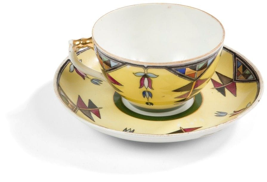 Paire de TASSES et SOUS-TASSES en porcelaine. 1934-1937. 
Décor à motifs de fleurs géométriques polychromes sur fond jaune à filets noir. 
Fabrique de Doulevo, fondée en 1832 par Terenty Kouznetzov et nationalisée en 1918, placé sous la tutelle du commissariat du peuple à l’industrie locale (NarKoMestProm). 
Marquage : une étoile et « НКМП ф - ка Дулево » entre 1934 et 1937. 
Hauteur : 5,3 cm, diamètre au col : 9,1 cm, diamètre de la sous-tasse : 15 cm
Cheveu sur une sous-tasse. 