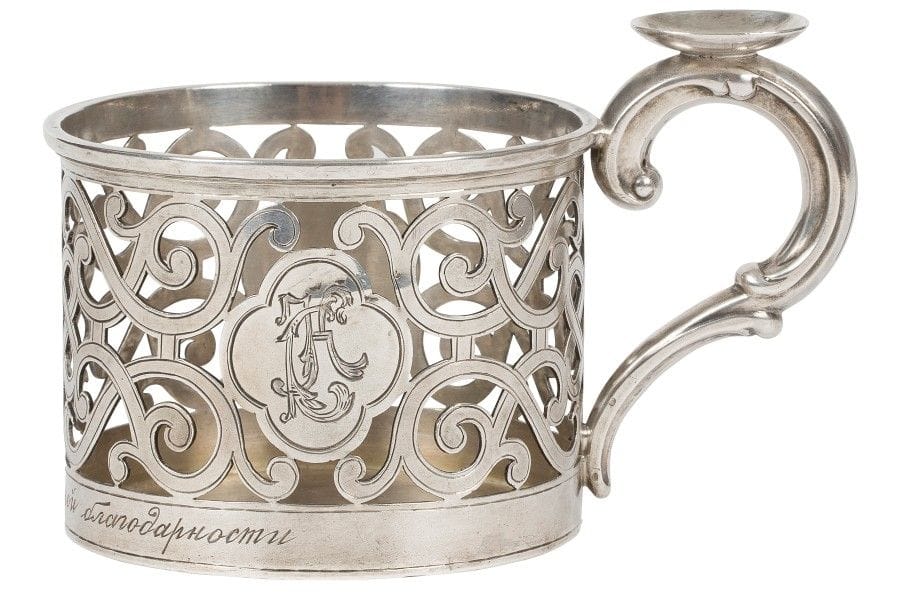 PORTE-VERRE en argent.
Poinçons : 84, Moscou, 1857, essayeur « А. А », orfèvre Sazykov et aigle du privilège impérial.
Hauteur 7,5 cm, diamètre : 7,5 cm, largeur totale avec la poignée : 11,5 cm ; Poids : 161 g

Серебряный подстаканник.
Клейма : 84, Москва, 1857, пробирный мастер «А.А», мастер « Сазиков» и двуглавый орел.
Высота: 7,5 см ; Диаметр: 7,5 см ; Ширина с ручками: 11,5 см ; Вес : 161 г