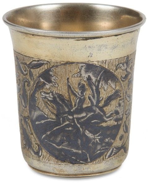 GOBELET en vermeil niellé. 1844.
Large bandeau à décor gravé de rinceaux. Deux réserves en opposition, l’une gravée d’une scène de chasse et l’autre d’une vue de bâtiments.
Poinçons : 84, Moscou, essayeur « А К » (Andrey Kovalevsky 1821-1856), 1844 et orfèvre « А К » (répertorié mais non identifié, spécialisé dans le vermeil niellé)
Hauteur : 6,2 cm, diamètre au col : 5,7 cm ; Poids : 63 g

Серебряная стопа. 1844 г.
Серебро, чернь, гравировка, золочение.
С одной стороны в круглом медальоне изображена охотничья сцена, с другой в круглом медальоне вид одного здания. С растительным декором.
Клейма : 84, Москва, пробирный мастер «А . К» (Андрей Ковалевский 1821-1856), 1844 мастер «А К» (клеймо неизвестного мастера, специалиста по черни с позолотой)
Высота : 6,2 см, верхний диаметр : 5,7 см ; Вес :  63 г