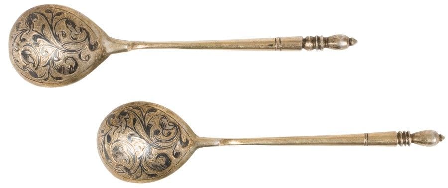 Paire de CUILLÈRES à thé en vermeil niellé, Moscou c. 1857. 
Dos du cuilleron gravé de rinceaux niellés. 
Poinçons : 84, Moscou 1857, essayeur « В. С » (Viktor Savinkov entre 1855 et 1888) et orfèvre « ЕЯ(?) » (Efim Stepanovitch Yaroslavets, répertorié entre 1852 et 1863)
Longueur : 12,5 cm ; Poids brut : 45 g