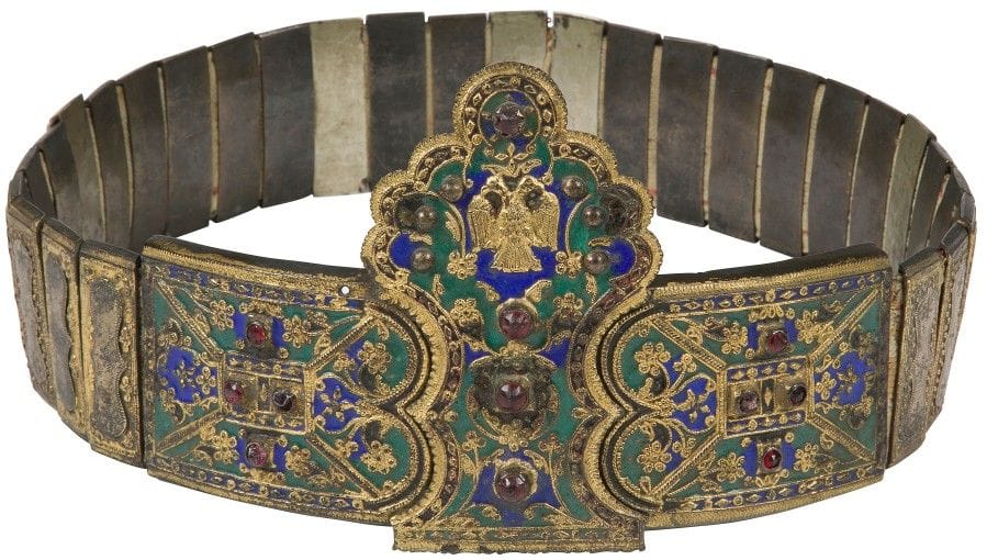 CEINTURE grecque dite « ζωναρι με την κορωνα » (ceinture avec couronne), boucle aigle bicéphale en bronze émaillé. XIXe siècle.
Grèce du nord, Épire. 
Longueur : 91 cm