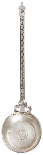 AZARPECHI (puisoir géorgien pour le vin) en argent niellé. Seconde moitié du XIXe siècle.
Poinçons géorgiens.
Longueur : 38,5 cm, diamètre de la coupe : 10,2 cm, profondeur : 2,9 cm ; poids : 297 g

АЗАРПЕШИ (черпак для вина). Грузия, вторая половина XIX в.
Низкая круглая чарка с длинной плоской ручкой, напоминающая по форме черпак.
Серебро, чернь, гравировка.
Грузинские клейма.
Длина : 38,5 см ; Диаметр чарки 10,2 см ; Высота чарки 2,9 см ; Вес : 297 г