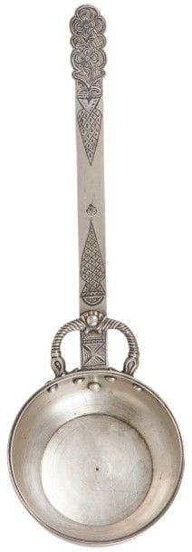 AZARPECHI (puisoir géorgien pour le vin) en argent niellé. Seconde moitié du XIXe siècle.
Poinçons géorgiens.
Longueur : 31 cm, diamètre de la coupe 10,1 cm, profondeur 3,7 cm ; Poids : 281 g

АЗАРПЕШИ (черпак для вина). Грузия, вторая половина XIX в.
Низкая круглая чарка с длинной плоской ручкой, напоминающая по форме черпак.
Серебро, чернь, гравировка.
Грузинские клейма.
Длина : 31 см ; Диаметр чарки 10,1 см ; Высота чарки 3,7 см ; Вес : 281 г