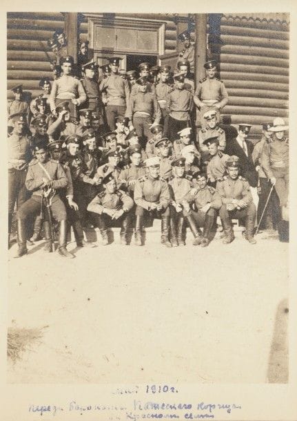 ALBUM PHOTOS d’un élève du Corps des Pages. Promotion de 1910.
38 photos et documents de 1905 à 1966. Toutes les photos légendées.

Фотоальбом курсанта Пажеского Корпуса. Выпуск 1910 г.
38 фотографии и документов 1905-1966 гг. Все фотографии с надписями.