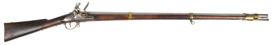 FUSIL d’infanterie modèle 1828.
Fabrication de Toula 1837. Arme à silex encore en usage aux troupes du Caucase pendant la guerre de Crimée. Petit éclat du bois au niveau de l’embouchoir. Bien marqué. Fonctionne.

Кремневое пехотное ружье обр. 1828 г. Изготовлено в 1837 г. в Туле. Использовалось еще в войсках на Кавказе во время Крымской войны. Небольшая щербинка в деревянном фрагменте верхнего ложевого кольца. Хорошо промаркировано. В рабочем состоянии.