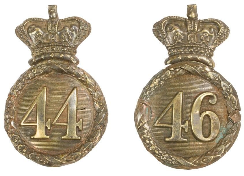PLAQUES de coiffures. Shako plates : 
44th (East Essex) Rgt of foot. 
46th (South Devonshire) Rgt of foot. 