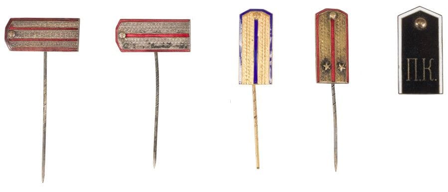 Petites PATTES D’ÉPAULE de boutonnière.
Colonel Tirailleurs de la garde
Capitaine (métal argent)
Capitaine 3e et 4e régiment d’une division
Sous lieutenant (métal or)
Corps de cadets de Pskov

Погончики :
1- Полковник Гвардейских стрелков
2- Капитан (посеребренный метал)
3- Капитан 3-го и 4-го полков пехотной дивизии
4- Подпоручик (позолоченный металл)
5- Псковский Кадетский корпус