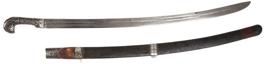 CHACHKA
Travail géorgien.
Lame Gourda, à deux pans creux, date « 1603 » dans un cartouche. Garde argent à motifs niellés, signature de l’armurier à l’intérieur du bec. Marques et poinçons : « 84 », E. 1860 (Blioumberg Egor, Tiflis), marque de l’orfèvre non identifiée. Fourreau bois et cuir, garnitures argent ouvragées et niellées. Marques et poinçons : « 84 ». Longueur totale : 92,5 cm
Poids brut : 807 g

ШАШКА
Грузинская работа с клинком «Гурда».  Клинок с двумя широкими долами. Картуш с датой «1603». Рукоять из дерева, покрытого серебром с чернью. Подпись оружейника на внутренней части ушек. Маркировки и клейма: пробирное клеймо «84», Е. 1860  Блюмберг Егор, Тифлис, клеймо мастера не идентифицировано. Ножны из дерева, обтянутого кожей. Элементы прибора серебряные, украшенные гравировкой и чернью. Клеймо «84». Общая длина 92,5 см<br>Вес : 807 г