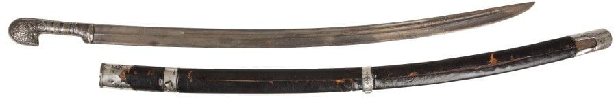 CHACHKA
Lame à deux pans creux et deux gouttières, en faux Damas, motifs géométriques et floraux. Garde à motifs niellés style de Vladicaucase, fourreau cuir et bois, quatre garnitures argent ouvragées. Longueur totale : 101 cm (garde rentrée).
Poids brut : 1003 g

ШАШКА
Клинок с двумя широкими долами. Имитация стиля Дамас. Геометрический и цветочный орнамент. Рукоять во владикавказском стиле, украшена гравировкой и чернью. Ножны из дерева, обтянутого кожей. 4 элемента прибора серебряные, украшенные гравировкой. Общая длина 101 см (рукоять внутри ножен).
Вес : 1003 г