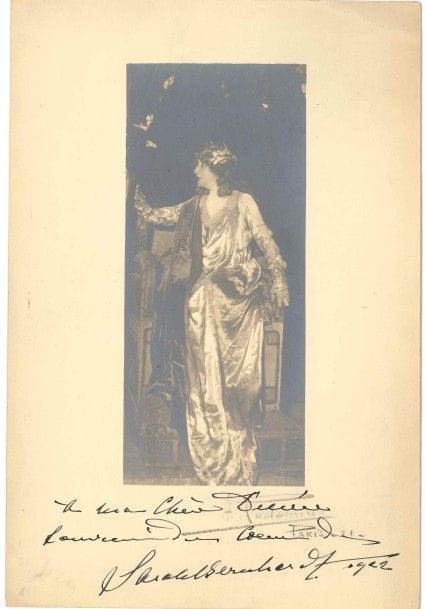 Sarah BERNHARDT (1844-1923). 2 L.A.S., [1912], à Jules Huret au Figaro ; 16 pages in-12 ou in-8 à ses chiffre, emblème et devise, enveloppes.
On joint une belle photographie de Sarah Bernhardt dédicacée à la Duse, créatrice de la Denise de Dumas fils : « à ma chère Denise souvenir du cœur de Sarah Bernhardt 1922 » ; 6 télégrammes de Sarah Bernhardt, et 13 de la Duse (plus un de Victor Ullmann), à Jules Huret ; des minutes de lettres ou télégrammes de J. Huret à la Duse et à S. Bernhardt, et copie d’échanges entre elles ; une L.A.S. (minute) de J. Huret à propos des deux actrices ; 20 lettres ou télégrammes de l’impresario Schürmann, transmettant des nouvelles des triomphes de la Duse ; une facture de fleuriste pour des couronnes commandées par Huret pour la Duse et Francisque Sarcey (1899) ; le manuscrit d’article de J. Huret sur La Duse ; l.a.s. (minute) de J. Huret à Gabriele d’Annunzio, à propos de ses enquêtes [vers 1913]...

Longues et belles lettres de mise au point sur sa rivalité avec la Duse. [Bruxelles 21 mai 1912]. Huret n’a pas compris la mauvaise foi de Duquesnel et la fourberie de Primoli : « Je n’ai pas posé l’ombre d’une condition autre que celle d’exclusion de Shurmann [impresario], exclusion comprise et admise. Je n’ai pas imposé mon nom. Ullmann a gardé toutes les copies de mes dépêches car cette affaire sera un jour tirée au clair. Tout arrive ! Je n’ai offert mon nom à la Duse que pour la tirer d’embarras ; et après je lui ai offert le comité de quatre artistes choisis par elle. Seulement un des vôtres de votre journal m’a écrit la chose vraie mon atmosphère gênait ; [...] la Duse qui est femme artiste et italienne est trois fois femme. J’ai la chance de ne l’être que deux fois. Jamais jamais je n’eusse consenti à faire ce qu’elle a fait. Je savais bien qu’en la faisant venir à Paris je recommencerais à subir les injures voilées adressées jadis à Rachel. Legouvé était remplacé par Duquesnel et la Comédie Française était remplacée par el