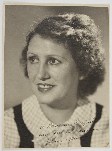 Marie-Louise Bombec dite Maryse Bastié (1898-1952) aviatrice. Photographie avec dédicace autographe signée « Maryse Bastié » ; 23,5 x 17,5 cm, cachet encre rouge au dos Studio Harcourt.

Portrait de l’aviatrice par le studio Harcourt : « À Monsieur Dupuis mon amical souvenir Maryse Bastié ». Rare.