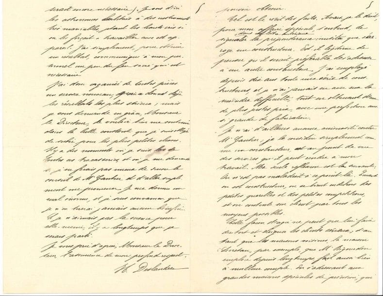 Henri deslandres (1853-1948) astronome. L.A.S., à un directeur [Ernest Mouchez, directeur de l’Observatoire ?] ; 8 pages in-8.

Longue et vive lettre détaillant ses démêlés avec Paul Gautier, constructeur de télescopes et d’instruments astronomiques. Il retrace ses relations avec Gautier depuis le temps des travaux d’amélioration du grand télescope, réalisés avec un retard de deux mois, un surcoût par rapport au devis, et des difficultés pour obtenir une note détaillée ; ensuite, pour de menus travaux, il s’est plutôt adressé au contremaître de Secrétan. « Sur ces entrefaites est arrivée la nouvelle étoile. Le grand spectroscope, qui avait déjà donné de bons résultats ne pouvait servir ; car il ne permet pas l’étude d’étoiles plus faibles que la 4e grandeur »... Le seul spectroscope qu’il pouvait employer était celui au cœur du grand télescope ; il le porta à Gautier pour des aménagements. « C’est alors que la comédie commence. Il y avait fort peu de chose à faire ; et quinze jours après ce n’était pas terminé ; toutes les pièces étaient finies et placées sous vitrine, sauf une que l’ouvrier avait en main »... Le surlendemain on eut la plus belle nuit depuis six mois, et Vogel [directeur de l’Observatoire de Potsdam] put, « avec un petit spectroscope, obtenir la nouvelle étoile »... Deslandres alla chez Gautier, bien décidé à emporter l’appareil, mais malgré ses prières et ses sommations, les pièces ne lui furent remises que le lendemain. « Mais le lendemain, le temps a été mauvais, et ainsi pendant plusieurs jours ; et l’étoile a diminué tellement que j’ai dû abandonner tout espoir de la pouvoir obtenir »... Il faudrait s’adresser désormais à un autre fournisseur : « Quand on est constructeur, on se tient en dehors des petites querelles et des petites compétitions, et on contente son client. [...] En s’adressant aux grandes maisons spéciales de précision, qui sont supérieurement outillées, de manière à donner le 1/100 de millimètre, on aurait assurément beauc