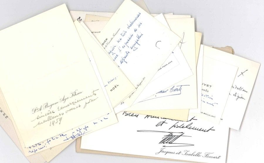 DIVERS. 60 cartes de visite ou cartes de vœux, du monde de la politique, des arts et du spectacle, de la mode et de la presse des années 1950-1960.

... Vœux, condoléances, félicitations. On relève les noms de l’amiral d’Argenlieu, Vincent Auriol, Benn, Jean Borotra, général Catroux, Daniel-Rops, Robert Debré, Maurice Druon, Diana Duff-Cooper, Pierre Dux, Philippe Erlanger, Maurice Escande, Jacques Fauvet, Hubert de Givenchy, Olivier Guichard, Georges Izard, Claude Lévi-Strauss, Serge Lifar, Général Massu, André Maurois, Gaston Monnerville, Marie-Laure de Noailles, Jean d’Ormesson, Maurice Papon, comte et comtesse de Paris, Charles Pasqua, Georges Pompidou, Elvire Popesco, Elie de Rothschild, Jean Sennep, Survage, Etienne Wolff, etc. On joint le programme d’une soirée de gala à la Comédie française Poètes de la Résistance (2 octobre 1944), et une vingtaine de cartes de visite ou cartes de vœux imprimées.