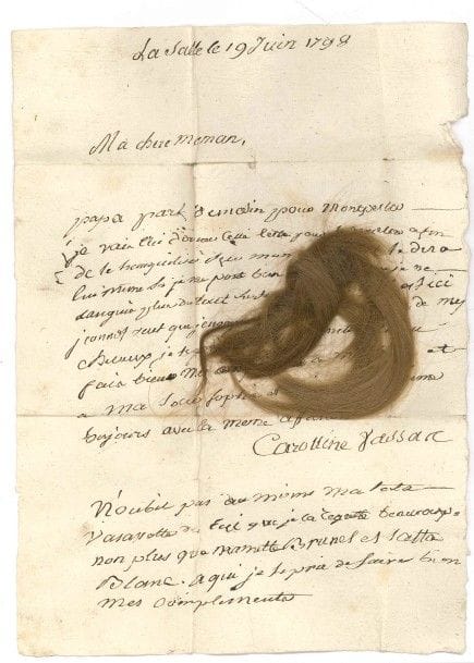femmes. L.A.S. de Caroline Vassas, La Salle 19 juin 1798, à sa mère la citoyenne Vassas à Montpellier ; 1 page in-4 avec une mèche de cheveux, adresse.

« Papa part demain pour Montpellier. Je vais lui donner cette lettre pour te remettre afin de te tranquiliser sur mon compte. […] je t’assure que je ne languis plus de tout surtout depuis qu’il est ici. Jeannot veut que jenvoye a ma tata Vassassotte de mes cheveux »... Avec une grosse mèche de cheveux blonds.