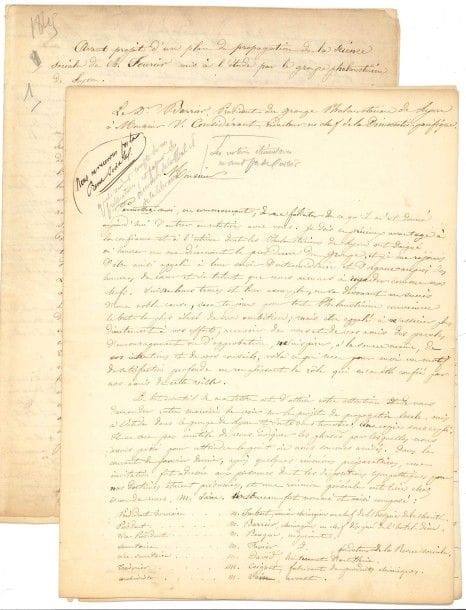 FOURIÉRISME. François BARRIER (1813-1870) chirurgien et fouriériste lyonnais. Manuscrit autographe, Avant-projet d’un plan de propagation de la science sociale de Ch. Fourier mis à l’étude par le groupe phalanstérien de Lyon, avec L.A.S. d’envoi à Victor Considerant, rédacteur en chef de La Démocratie pacifique, Lyon 22 avril 1845 ; 11 pages in-4, adresse.

« Avant-projet » composé de cinq propositions. 1° Unité de but et d’action entre les phalanstériens de province et ceux de Paris : « La Démocratie pac. est notre drapeau »... 2° Création d’une commission permanente de propagation qui « concentre en elle toute l’action du groupe qui n’a besoin que d’une ou deux assemblées par an pour délibérer sur l’emploi de fonds confiés à la commission »... 3° Examen des moyens de propagation locale : la presse périodique (concourir à la Revue sociale), la Librairie de l’École sociétaire, l’enseignement oral et public... 4° Éventualité d’un soutien financier de La Démocratie pacifique, et réflexions sur le maintien du zèle des phalanstériens... 5° Création au sein du groupe de Paris d’un comité central de propagation, « chargé de correspondre régulièrement avec les groupes de province et de régulariser leur mouvement d’expansion »... Le Dr Barrier adresse ce mémoire à Considerant en résumant l’histoire de son groupe et la composition du bureau (il en est président) ; il exprime son impatience de voir paraître la nouvelle Phalange. Il recommande d’y ajouter un supplément d’intérêt local, pour la province, et s’interroge sur la publicité que la presse pourrait donner à la Démocratie, et sur l’éventuel partage d’articles et d’annonces par la Démocratie et La Réforme. Enfin il suggère que la Société pour la propagation et la réalisation de la théorie de Fourier soit constituée de manière à pouvoir accepter des legs...