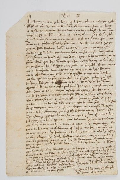 Renée de Lorraine (1522-1602) fille de Claude de Guise et Antoinette de Bourbon, abbesse de Saint-Pierre-les-Dames de Reims, où elle accueillit sa sœur la Reine d’Écosse Marie de Guise et sa nièce Marie Stuart. L.A.S. « Seur Renee de Lorrayne », à sa mère Antoinette de Bourbon, duchesse de Guise ; 1 page petit in-fol., adresse au verso « Madame » (transcription jointe).

Belle et longue lettre. Elle a appris sa « desolation » et celle de sa tante : « Et combien madame que la chose me soit tres sensible pour le droict de nature acause que cest ma seur a qui avoit bonne et tres grande affection, encore a double me faict porter payne »... Elle l’assure de son obéissance et de son désir de lui apporter quelque consolation, en implorant « celuy qui est le vray reffuge et reconfort en toute tribulation »...