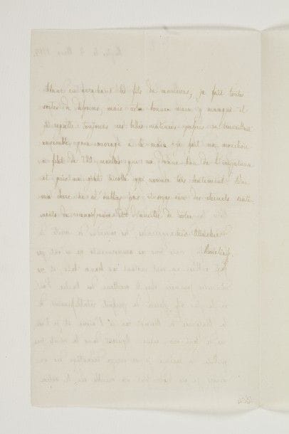 MARIE-AMÉLIE (1782-1866) Reine des Français ; épouse (1809) de Louis-Philippe. L.A.S. « Amélie », Naples 4 mars 1804, à sa chère Spreibich (?) ; 1 page et demie in-8.

Rare lettre de jeunesse comme princesse de Naples. Après quelques nouvelles de sa santé : « Notre Carnaval a été très brillant nous avons eu des bals, des masquerades, des comedies de société de la Noblesse ; mais tous ces amusements ne m’ont pas fait oubblier un seul instant ces beaux bals, et ces délicieuses journées chez le meilleur des Oncles. J’ai eu le plus vif plaisir du parfait rétablissement de la Marquise de Mansi car je l’aime et je l’estime de tout mon cœur »... Elle s’occupe de broderie et de dessins pendant le Carême, « mais votre bonne main y manque »…
On joint la copie d’un fragment de mémoires de Marie-Amélie, écrit dans sa jeunesse (2 pages in-fol. d’une écriture serrée sur 2 colonnes).