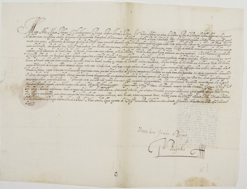 Portugal. Louise DE GUZMAN (1613-1666) Reine de Portugal ; femme (1633) de Jean IV de Portugal (1604-1656), elle assura la Régence pendant la minorité de leur fils Alphonse VI ; elle est la première Reine de la dynastie de Bragance. L.S. avec compliment autographe « Vosso bom Irmão e Primo La Raynha », Lisbonne 27 septembre 1657, à Louis XIV ; 1 page oblong in-fol., adresse au verso avec sceau aux armes sous papier, et traduction partielle de l’époque ; en portugais.

Importante lettre à Louis XIV sur la situation critique du Portugal.
Elle répond aux lettres de créance de M. de Comenge, ambassadeur de France à Lisbonne, et expose la situation très affaiblie du royaume, attaqué par deux puissances armées, l’une dans la province d’Entre Douro et Minho, l’autre dans celle d’Alentejo. Pendant ce temps, les Hollandais, aidés du Roi de Candie, ont pris après un long siège la cité de Columbo, une des plus importantes de l’Inde, et ils viennent avec une armée navale pour seconder les desseins du Roi d’Espagne  [Philippe IV] contre elle... Quant à la proposition de M. de Comenge qui « avoit ouvert le chemin de la ligue offensive et defensive entre nos deux Couronnes », elle en souhaite « passionnément la conclusion », mais ne peut offrir plus de deux millions d’écus, alors que son pays est exposé à la ruine... Elle proclame sa volonté de rester bons amis et alliés de la France…
Vente 24-25 mars 1876 (Étienne Charavay, n° 195).