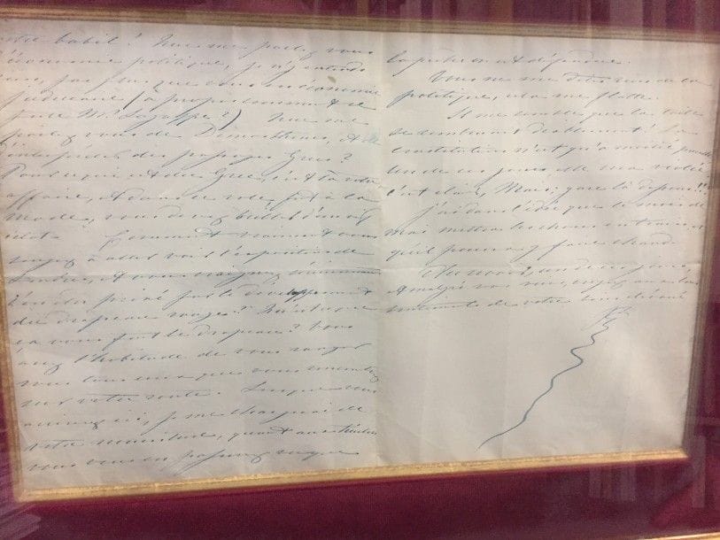 Lord Henry SEYMOUR (1805-1859) célèbre dandy, fondateur du Jockey Club, promoteur des sports équestres (dit à tort Milord l’Arsouille). L.A.S. (paraphe), Boulogne 10 avril 1851, à un ami ; 3 pages in-4 à l’encre bleue (sous un très bel encadrement).

Curieuse lettre, fort spirituelle. Il ne s’attendait guère à recevoir sa lettre. « Avec un peu de peine, je suis parvenu à la lire et sans beaucoup chercher j’ai trouvé le motif de votre tartine. Il est évident que depuis trente ans, vous faites un peu de tout, aujourd’hui vous êtes courtier d’abonnements, eh bien mon cher, proposez-moi quelque chose de plus gai que le Journal des Haras, auquel j’ai renoncé depuis que je ne m’occupe plus de chevaux. Du reste ses doctrines n’ont jamais été de mon goût, et je vous dirai que depuis dix ans je n’ai pas ouvert ce journal. Serez-vous donc éternellement blagueur, la cinquantaine qui approche n’a-t-elle pas un peu mûri cet esprit railleur et avocassier qui vous a valu la haine de tous les juges qui ont été condamnés à entendre votre babil ? Que me parlez-vous d’économie politique, je n’y entends rien […] Que me parlez-vous de Démosthènes, et d’interpréter des paysages grecs ? Pour ce qui est des Grecs, c’est là votre affaire, et dans ce rôle, fort à la mode, vous devez briller d’un vif éclat ». Il raille son ami, désireux d’aller voir l’exposition de Londres mais craignant d’en être privé par « le développement du drapeau rouge » : « Qu’est ce que ça vous fait le drapeau ? Vous avez l’habitude de vous ranger avec tous ceux que vous rencontrez sur votre route ». Quand son ami viendra lui rendre visite, il se chargera de sa nourriture : « quant aux huîtres, vous vous en passerez, vu que la pêche en est défendue ». Il est flatté que son ami ne lui parle pas de politique, mais il lui tient néanmoins des propos prophétiques (à 8 mois du 2 décembre) : « Il me semble que la toile se rembrunit diablement. La constitution n’est qu’à moitié pucelle, un de ces jours elle sera violée